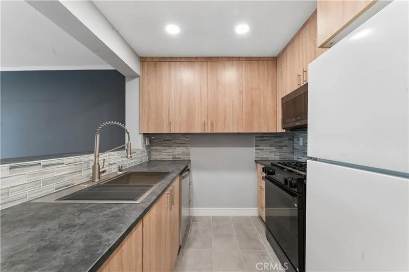 16866 Kingsbury 107