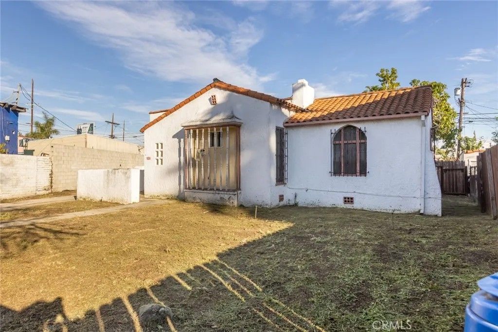 Photo of 1614 S Highland Avenue, Los Angeles, CA 90019 (MLS # SB26011612)