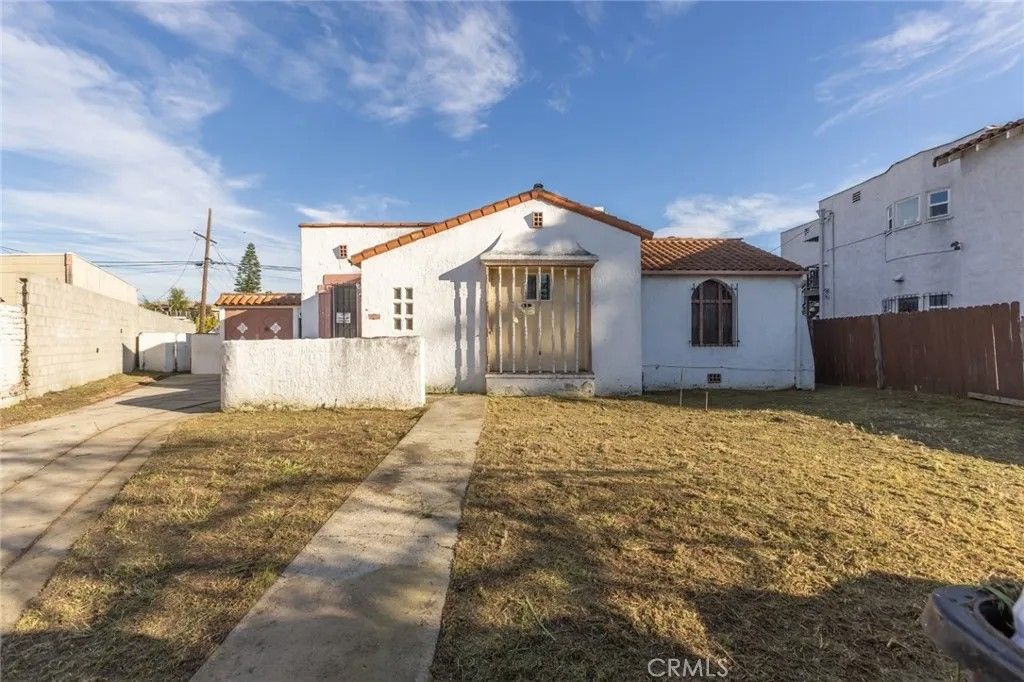 Photo of 1614 S Highland Avenue, Los Angeles, CA 90019 (MLS # SB26011612)