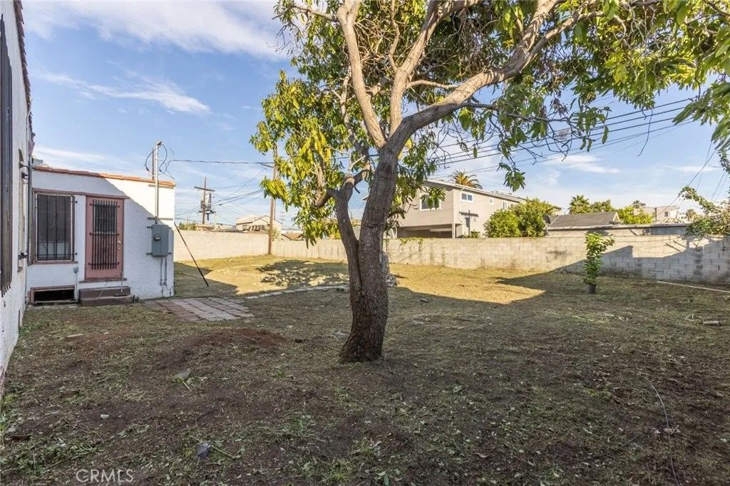 Photo of 1614 S Highland Avenue, Los Angeles, CA 90019 (MLS # SB26011612)