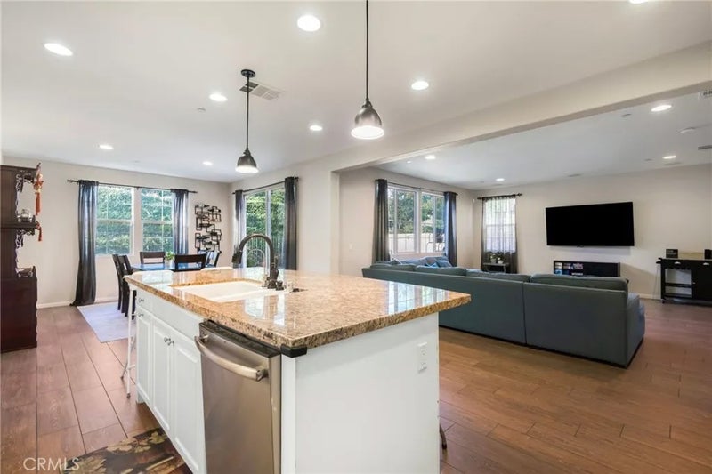 885 E Manresa