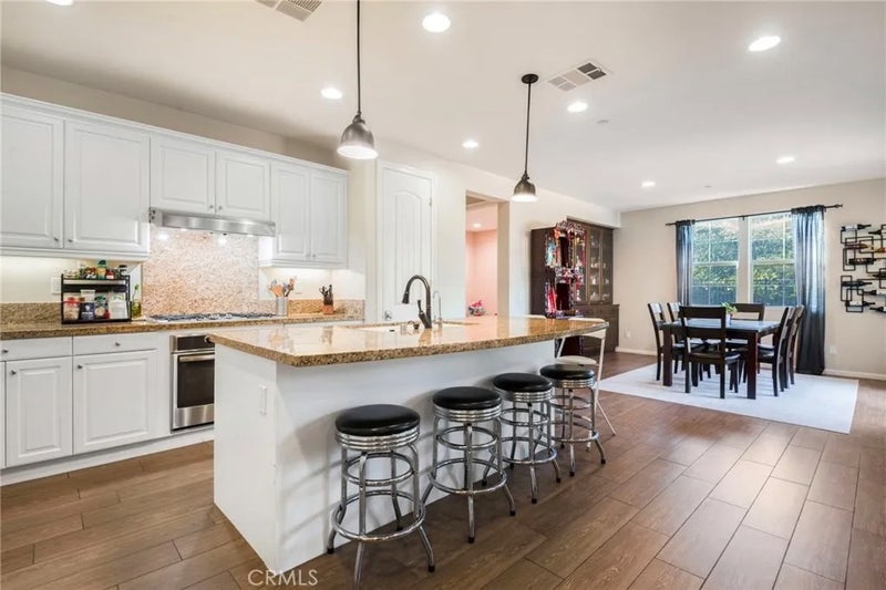 885 E Manresa
