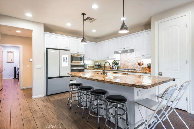 885 E Manresa