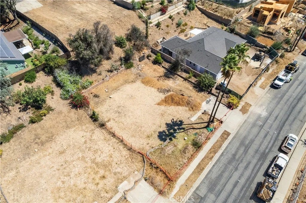 523 E Mount Curve