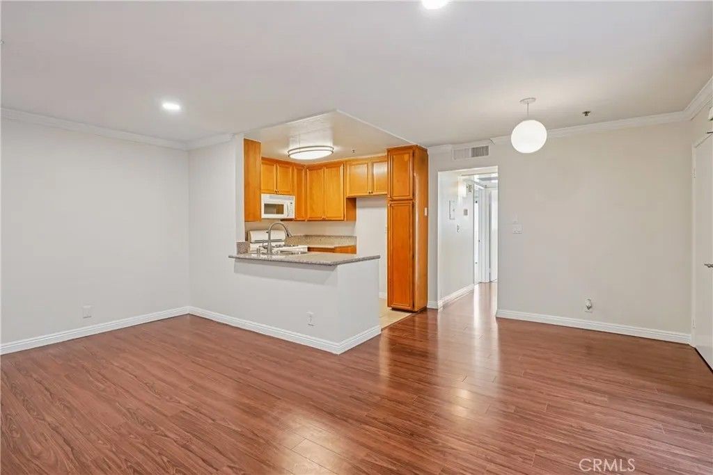 Photo of 11162 Camarillo St #106, West Toluca Lake, CA 91602 (MLS # SR25281342)