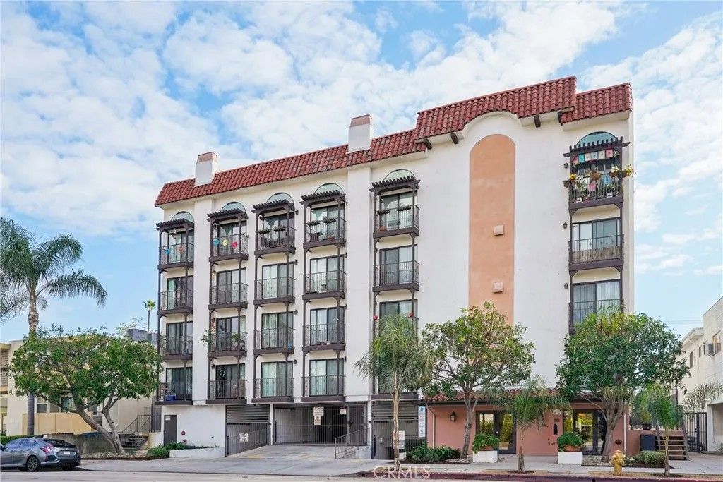 Photo of 11162 Camarillo St #106, West Toluca Lake, CA 91602 (MLS # SR25281342)