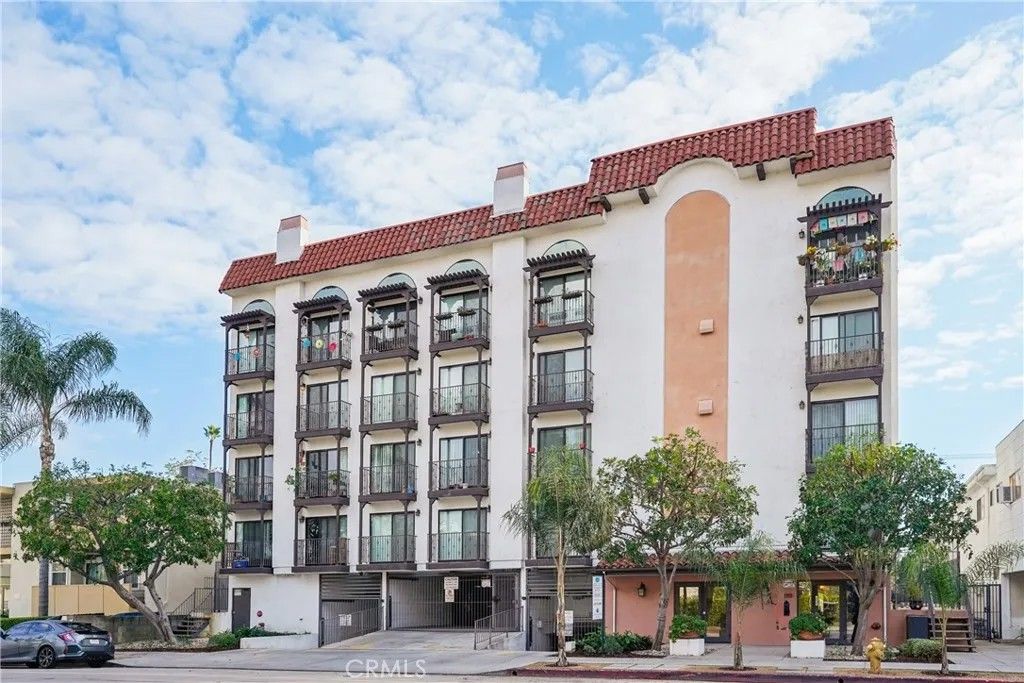 Photo of 11162 Camarillo St #106, West Toluca Lake, CA 91602 (MLS # SR25281342)