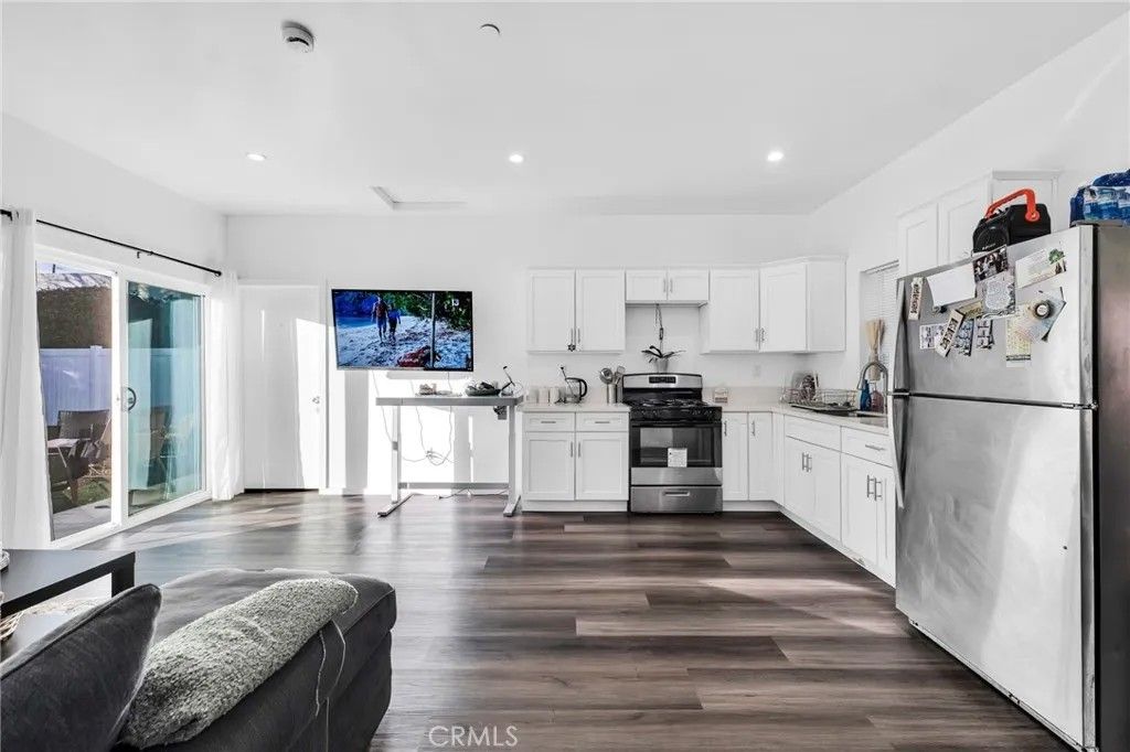 Photo of 22137 Gault Street, Canoga Park, CA 91303 (MLS # SR26023225)