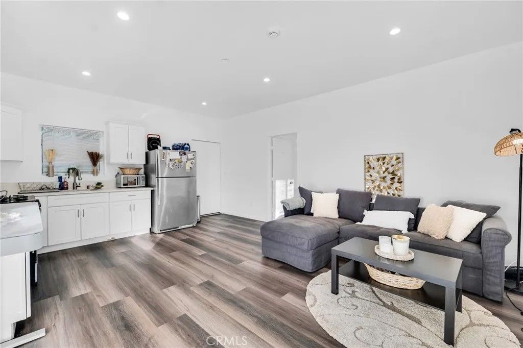 Photo of 22137 Gault Street, Canoga Park, CA 91303 (MLS # SR26023225)