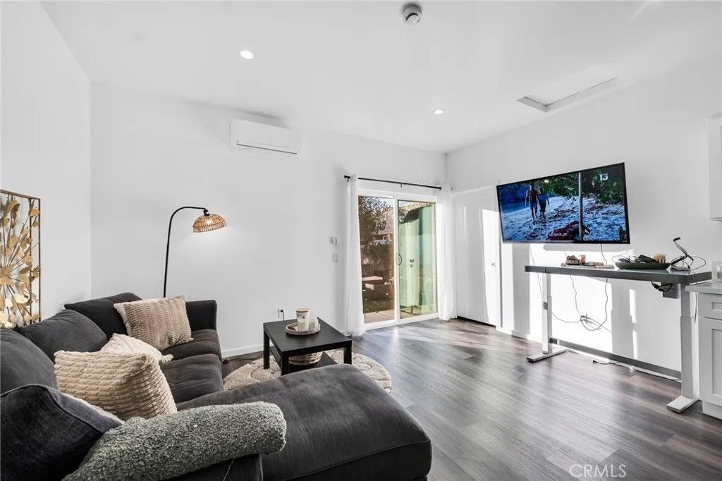 Photo of 22137 Gault Street, Canoga Park, CA 91303 (MLS # SR26023225)