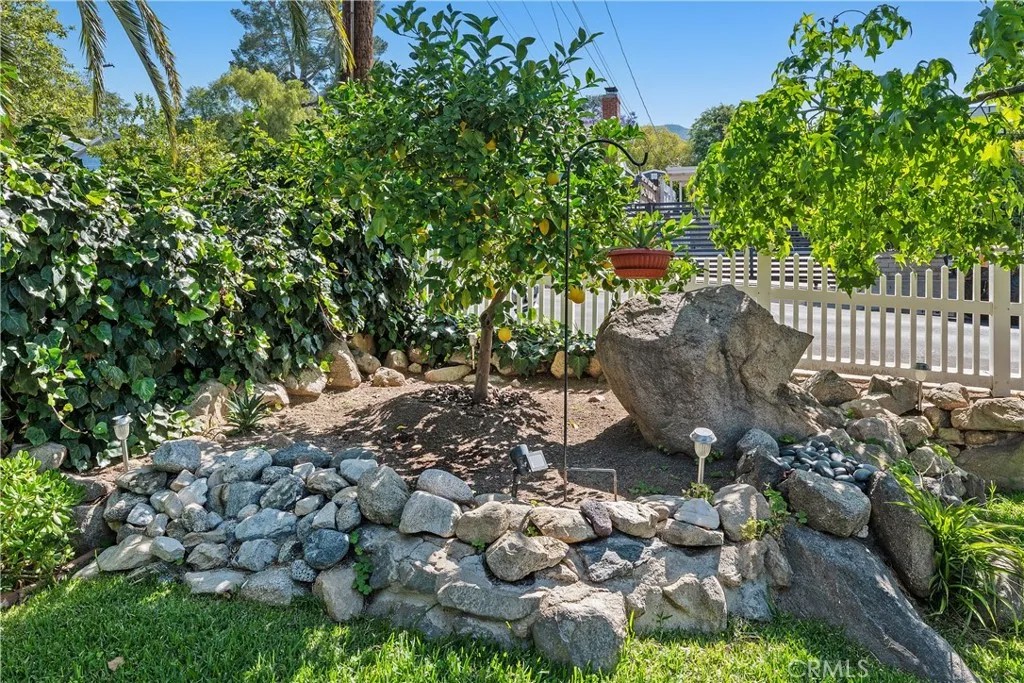 10739 Helendale