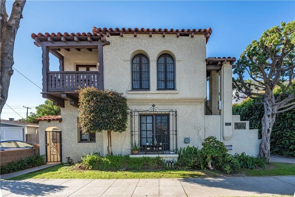 Photo of 2930 E 3rd St, Long Beach, CA 90814 (MLS # PW26080939)