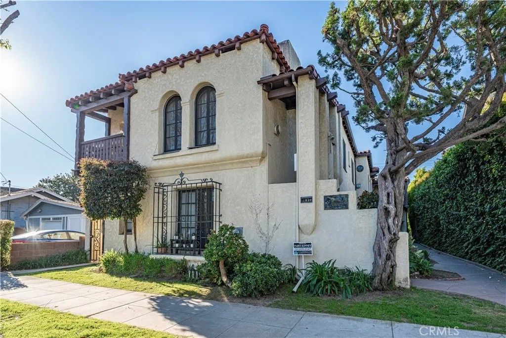 Photo of 2930 E 3rd St, Long Beach, CA 90814 (MLS # PW26080939)