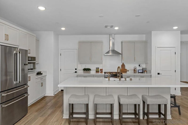 712 Meadowood St.