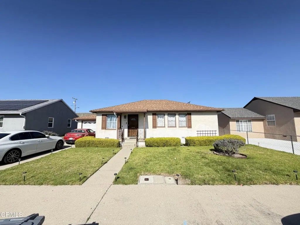 Photo of 225 W Iris Street, Oxnard, CA 93033 (MLS # V1-34423)