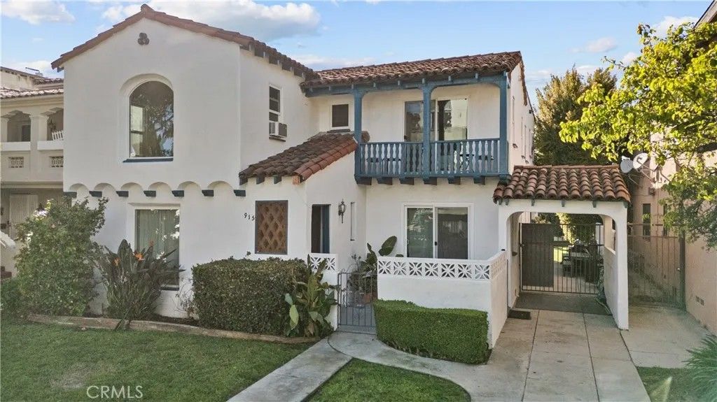 Photo of 915 S Wooster St, Los Angeles, CA 90035 (MLS # PW26002664)