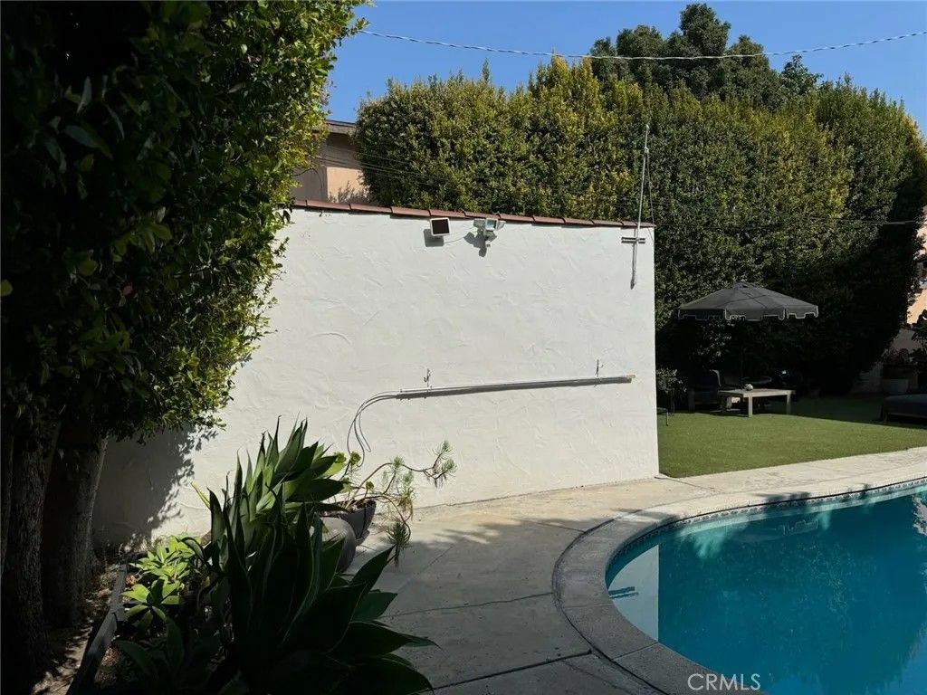 Photo of 915 S Wooster St, Los Angeles, CA 90035 (MLS # PW26002664)