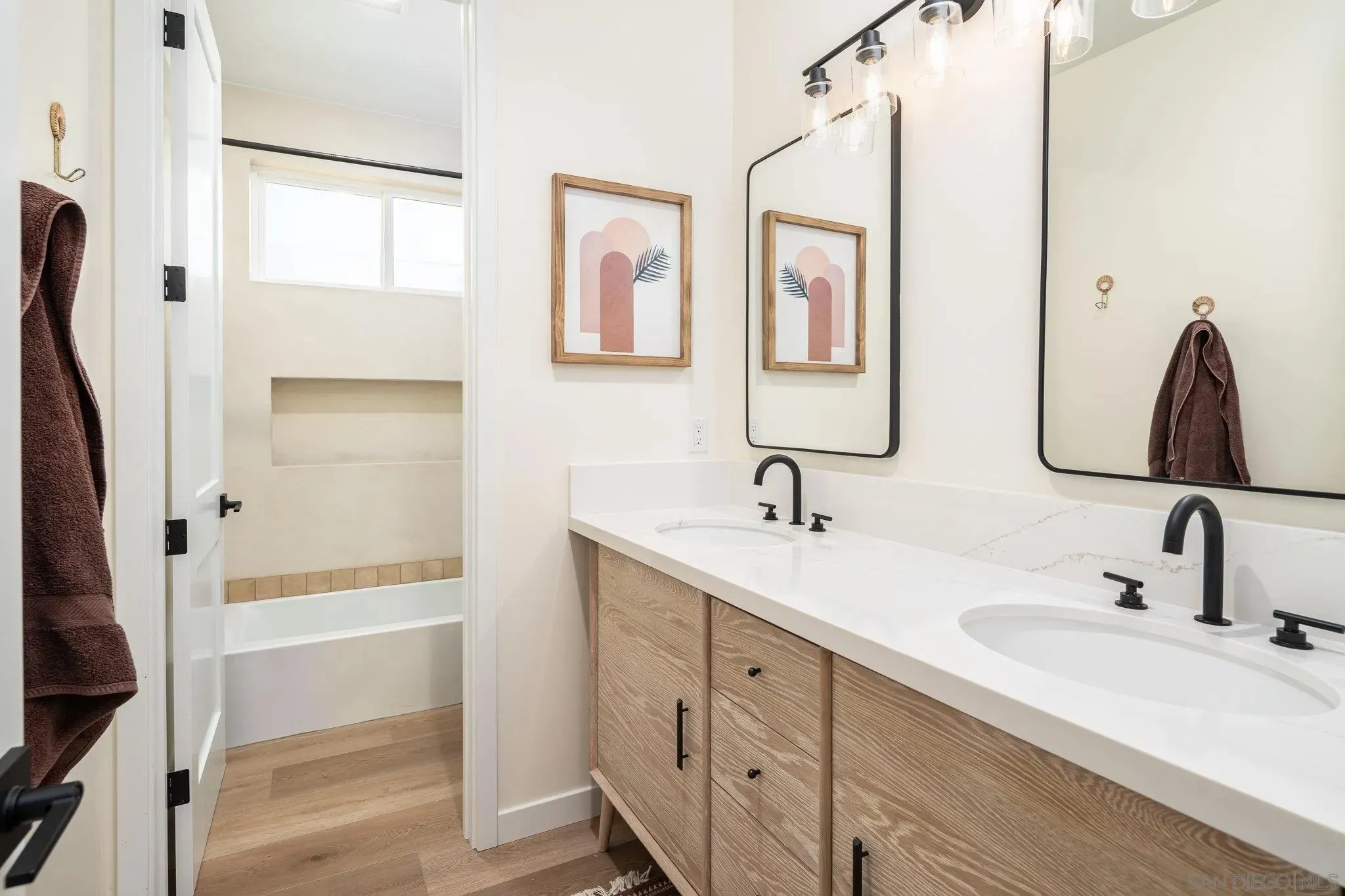 Oceanside, California 92054, United States, 5 Bedrooms Bedrooms, ,4 BathroomsBathrooms,Residential,Active,79303