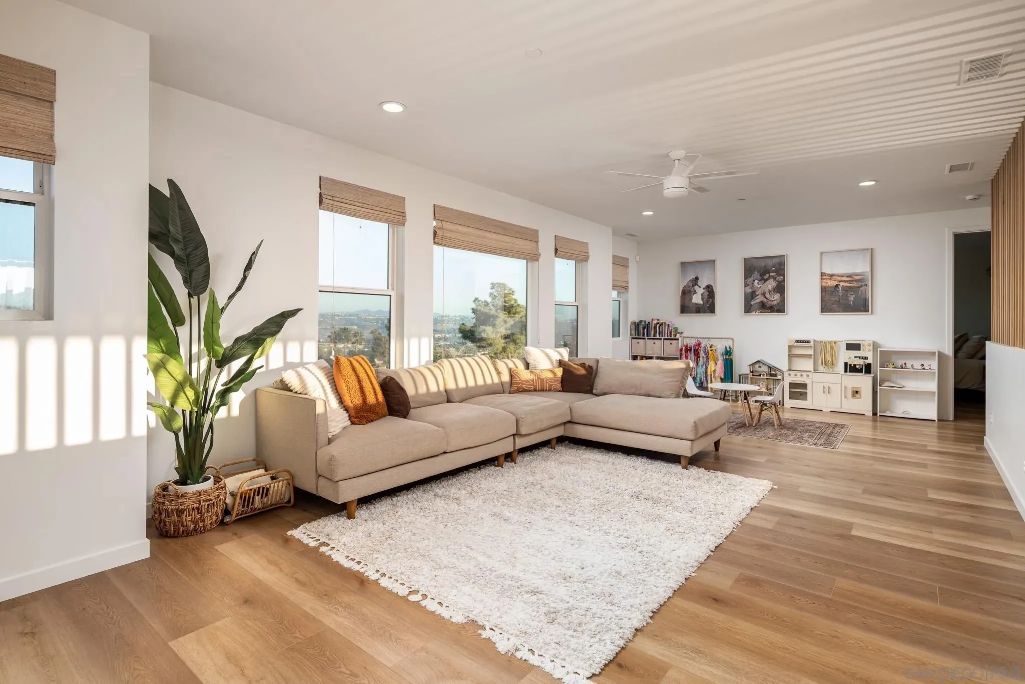 Oceanside, California 92054, United States, 5 Bedrooms Bedrooms, ,4 BathroomsBathrooms,Residential,Active,79303