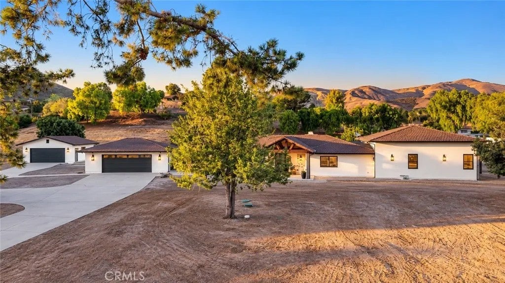 1177 E La Loma