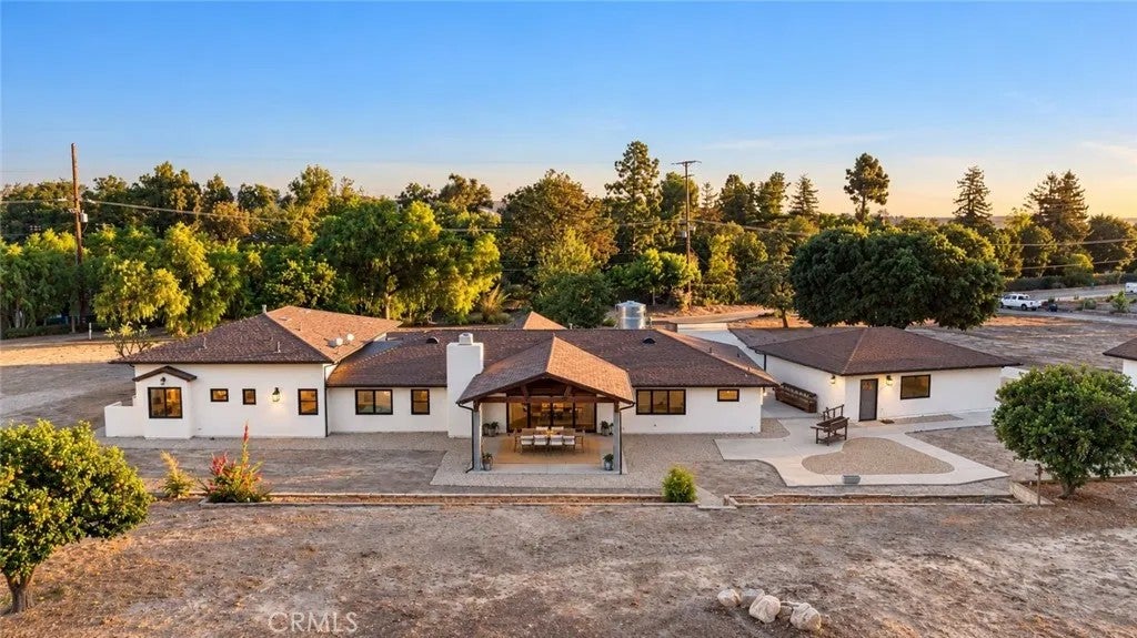 1177 E La Loma