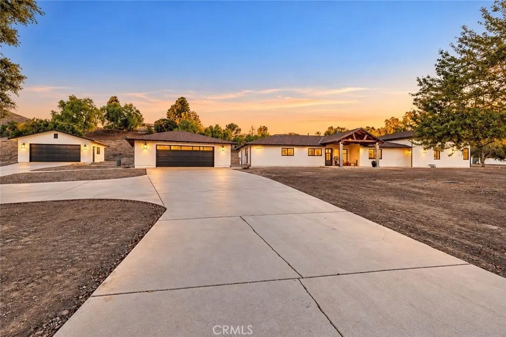 1177 E La Loma