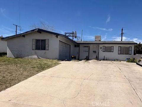 Photo of 14378 Mojave Dr, Victorville, CA 92395 (MLS # TR26058650)