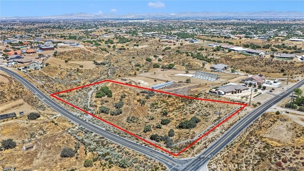 Photo of 10120 Mesquite ST, Oak Hills, CA 92344 (MLS # HD26190646)