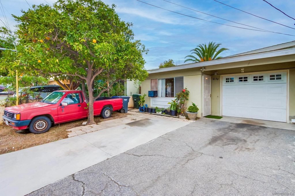 Photo of 1034 Bartlett Dr, Vista, CA 92084 (MLS # 250039671)