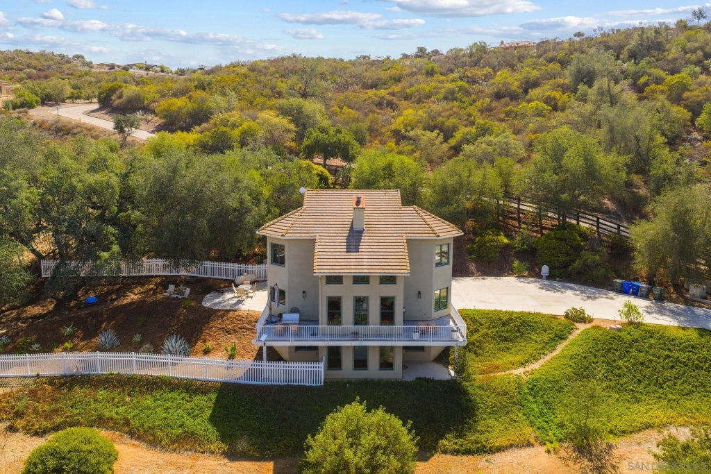 Photo of 26285 Calle De Encinas, Valley Center, CA 92082 (MLS # 260025210)