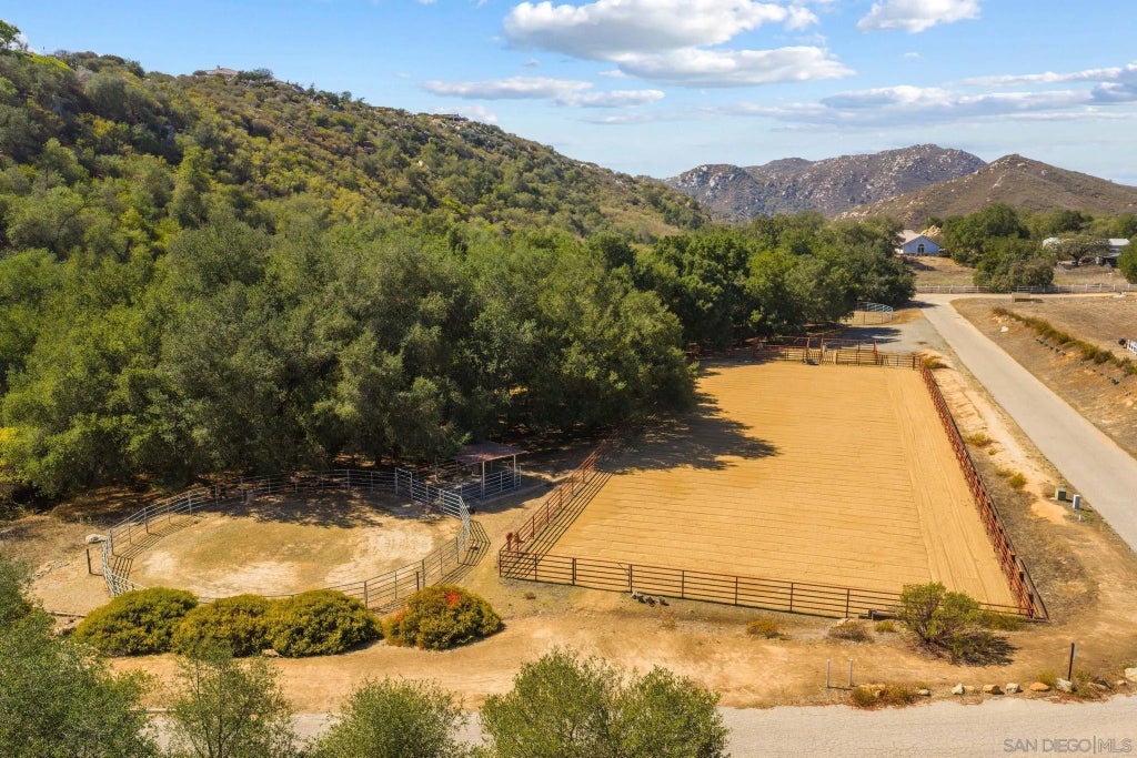 Photo of 26285 Calle De Encinas, Valley Center, CA 92082 (MLS # 260025210)