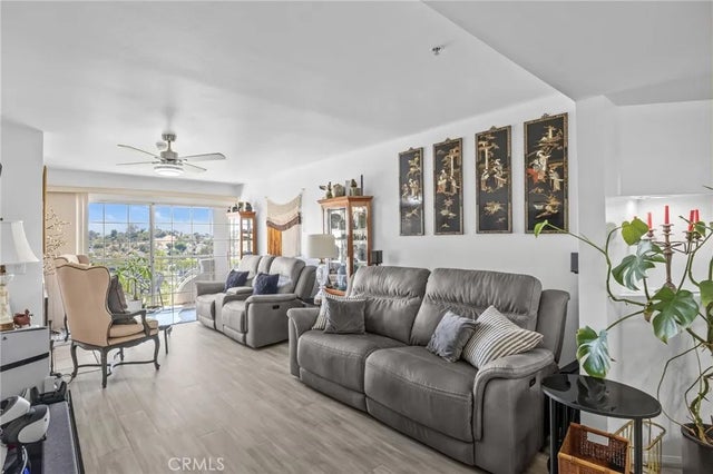 4755 Templeton St 2215 #2215, Los Angeles
