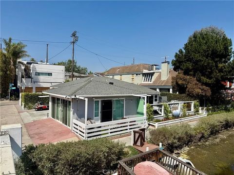 Photo of 211 Carroll Canal, Venice, CA 90291 (MLS # SB26063709)