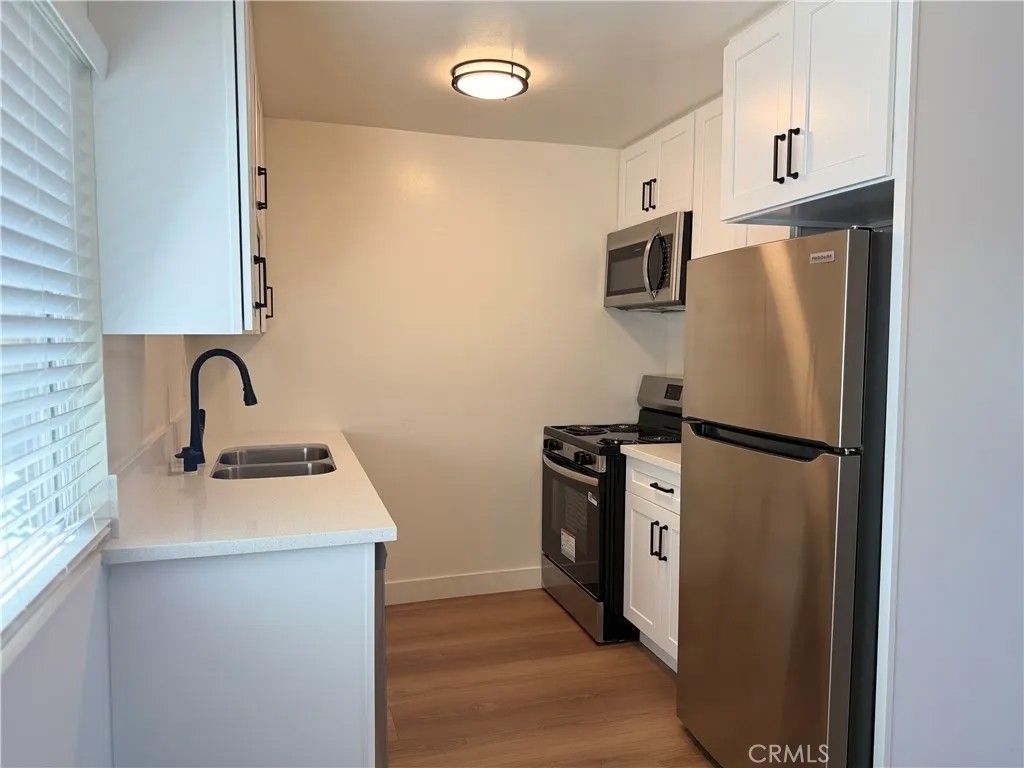 Photo of 18657 Collins Street #19, Tarzana, CA 91356 (MLS # SR26055973)