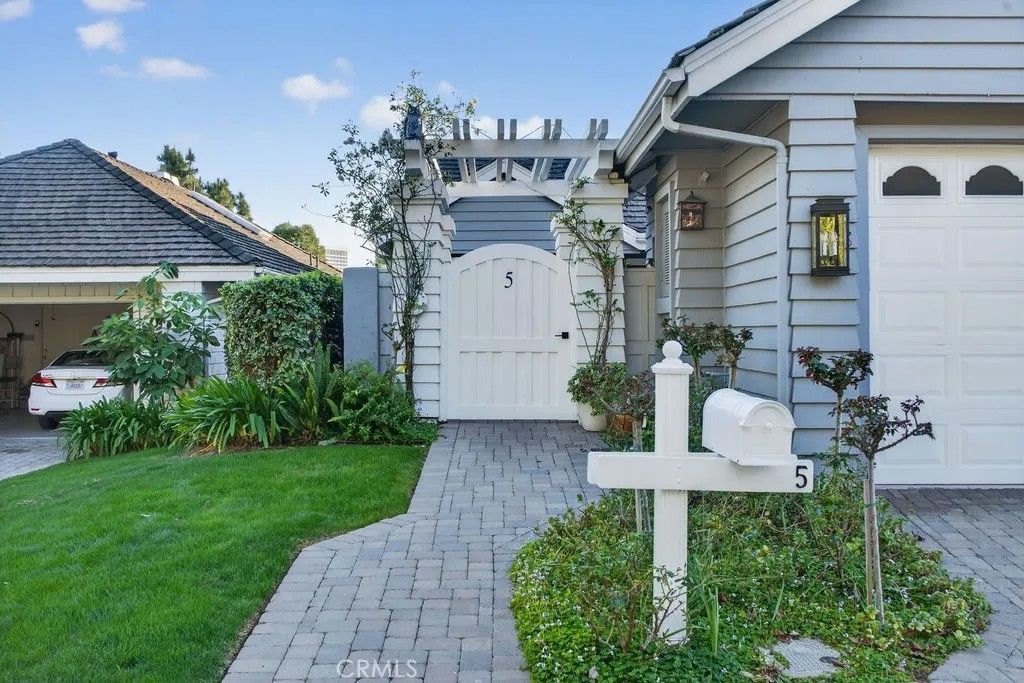 Photo of 5 Northampton Court #103, Newport Beach, CA 92660 (MLS # OC26043942)