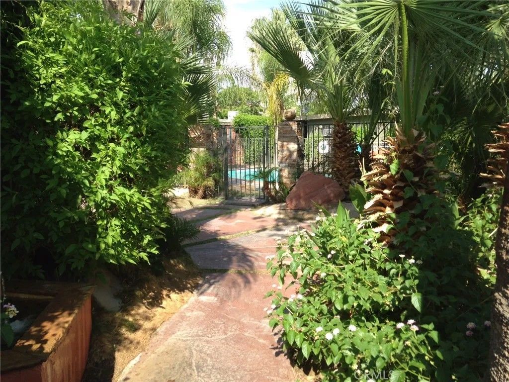 Photo of 912 E Chuckwalla Road, Palm Springs, CA 92262 (MLS # TR26064362)