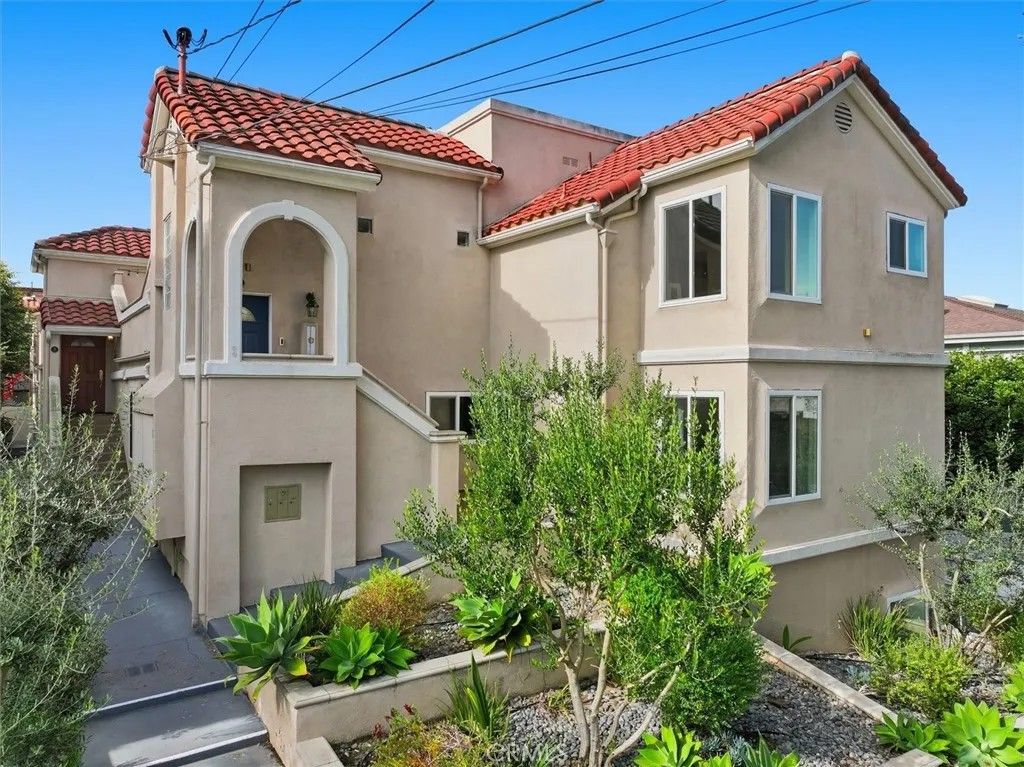 Photo of 125 S Juanita Avenue #A, Redondo Beach, CA 90277 (MLS # PV26014050)