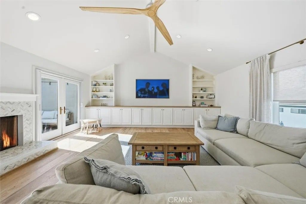 Photo of 125 S Juanita Avenue #A, Redondo Beach, CA 90277 (MLS # PV26014050)