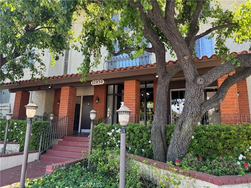 12830 Burbank 307