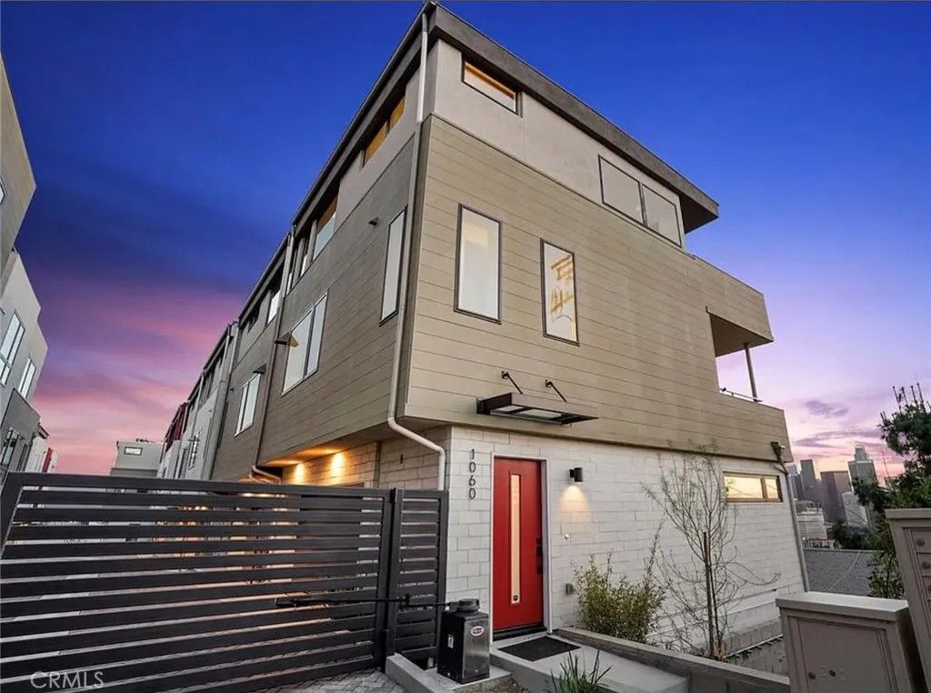 Photo of 1048 N Joels Pl, Los Angeles, CA 90012 (MLS # SR26004592)