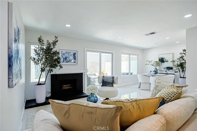 8 Fuchsia, Irvine