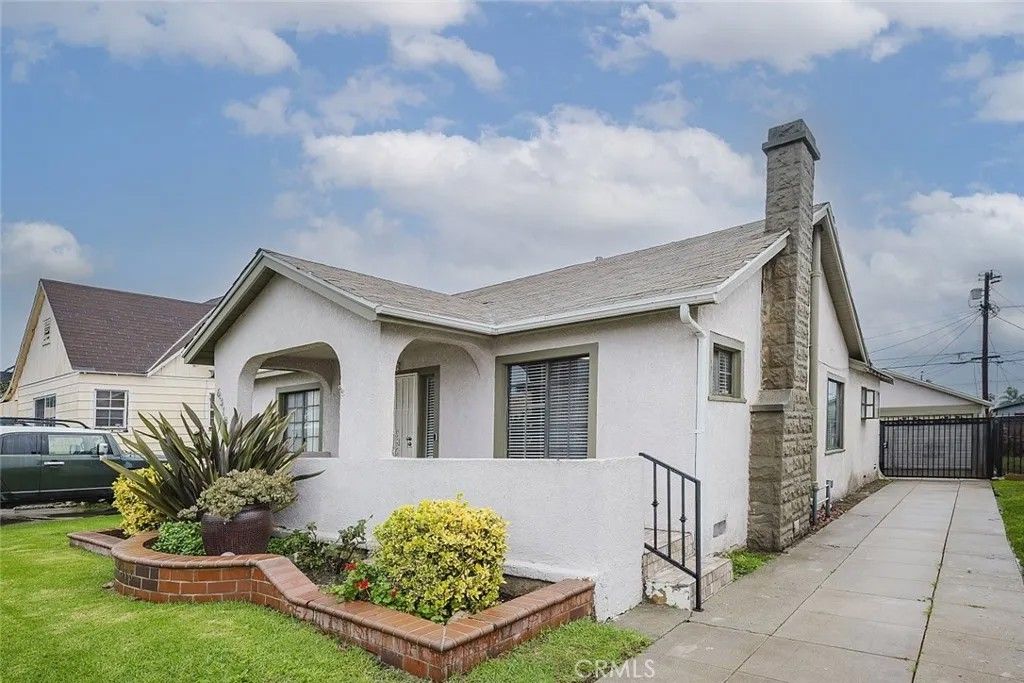 Photo of 6318 Eileen Avenue, Los Angeles, CA 90043 (MLS # SR25278746)