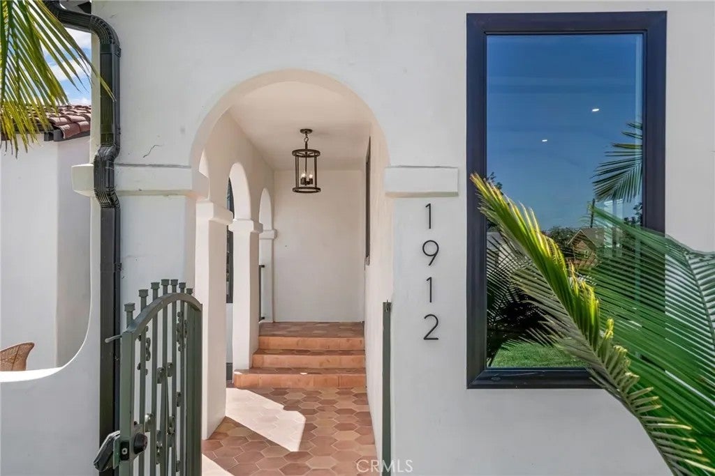 1912 W 76th