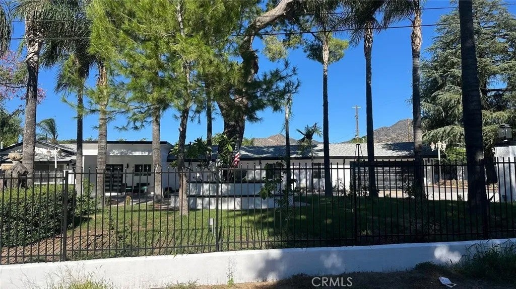 14401 Lakeside