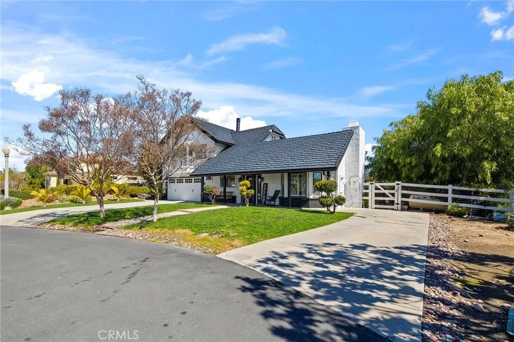 Photo of 41480 Luz Del Sol, Temecula, CA 92591 (MLS # SW26126884)