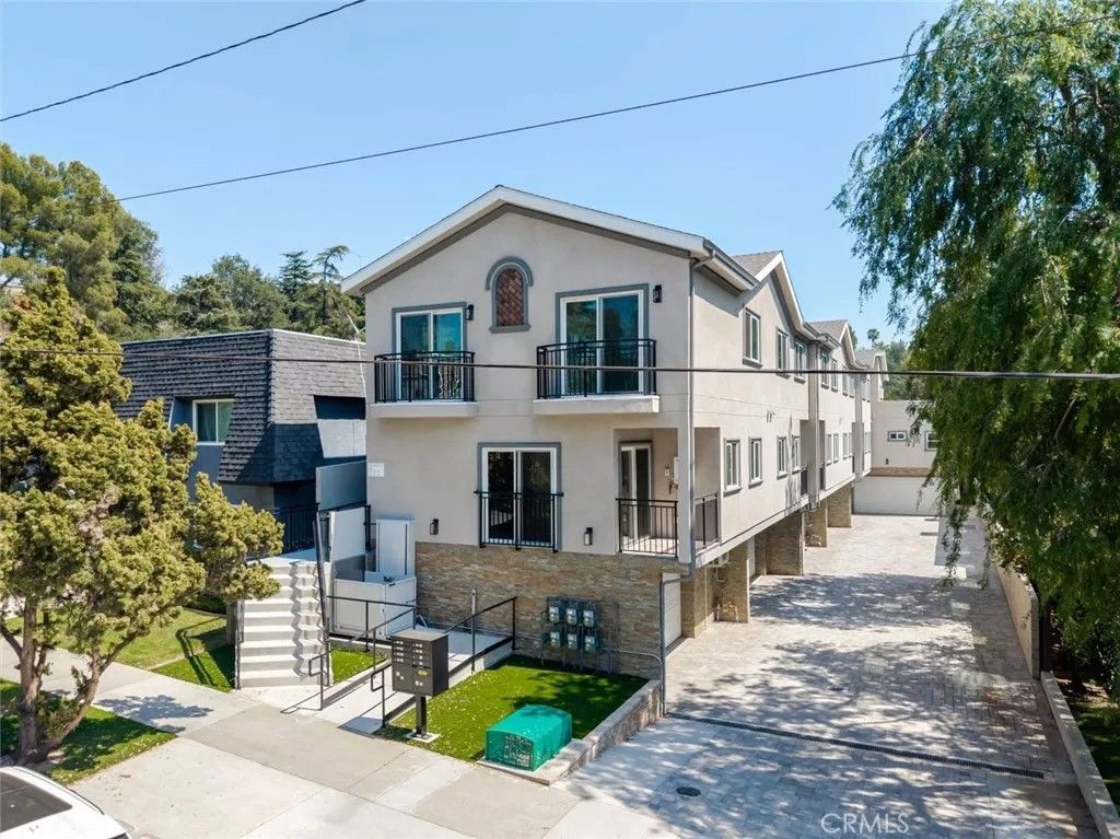 Photo of 1961 Waltonia Drive #102, Montrose, CA 91020 (MLS # GD26075759)