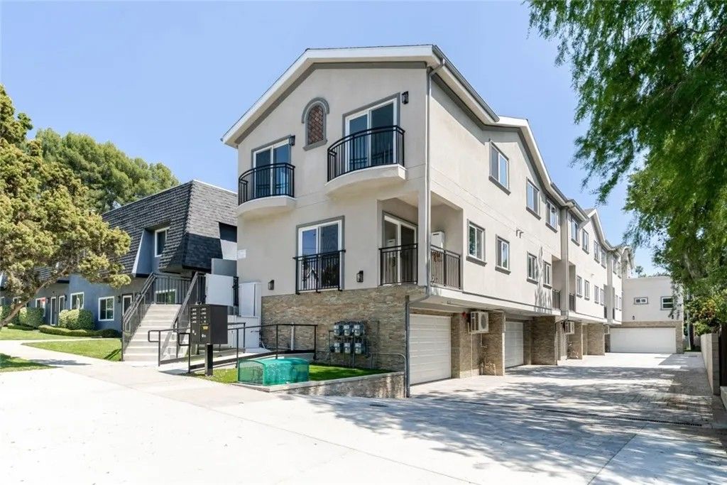 Photo of 1961 Waltonia Drive #102, Montrose, CA 91020 (MLS # GD26075759)