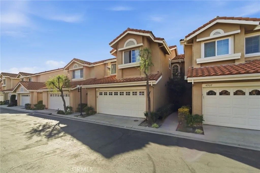 Photo of 4933 Santo Dr, Oak Park, CA 91377 (MLS # SR26045636)