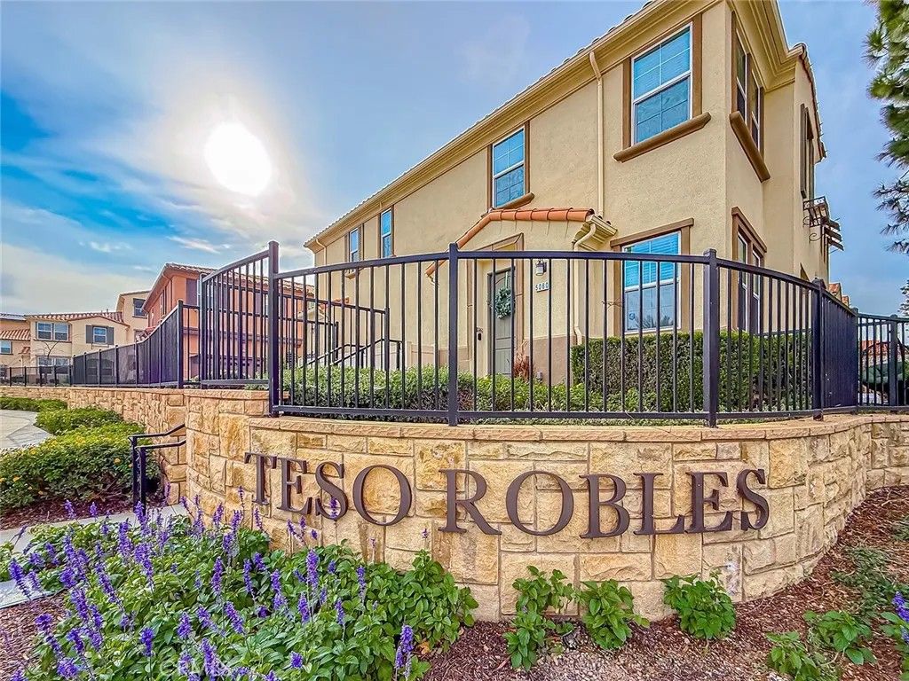 Photo of 389 Castiano St, Camarillo, CA 93012 (MLS # SR26016555)