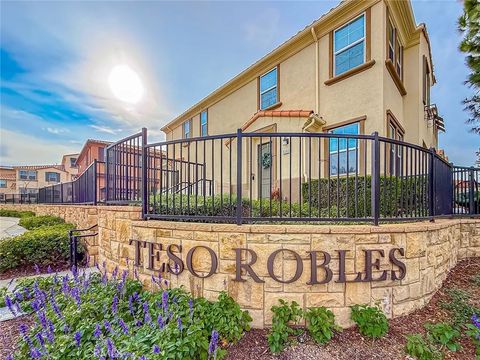 Photo of 389 Castiano St, Camarillo, CA 93012 (MLS # SR26016555)